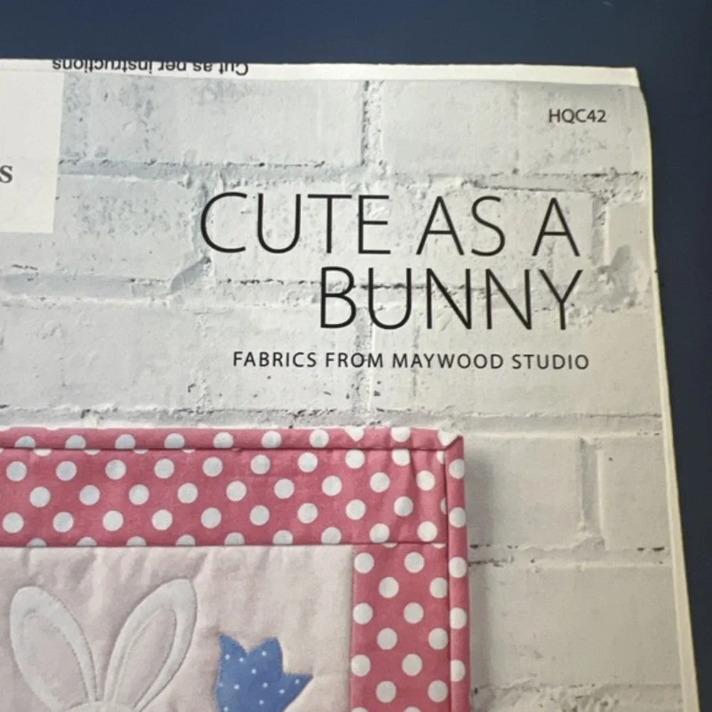 Annie's Holiday Quilters Club Cute As A Bunny Wall‎ Hanging W/ Fabric Material